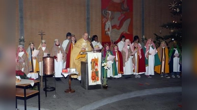 Beim Gottesdienst am Dreikönigstag begleitete Pater Geßwein die Lieder der Sternsinger auf der Gitarre. (Foto: Alfred Lehmann)