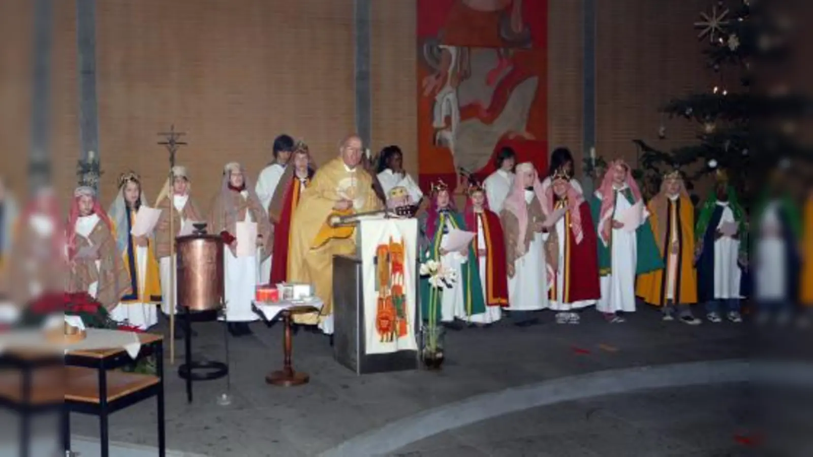 Beim Gottesdienst am Dreikönigstag begleitete Pater Geßwein die Lieder der Sternsinger auf der Gitarre. (Foto: Alfred Lehmann)