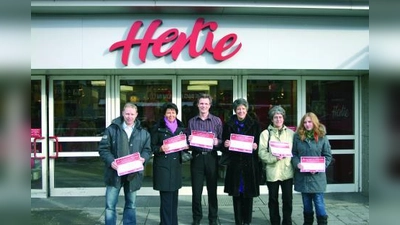 Setzen sich für den Erhalt von Hertie in Laim ein (v.l.):Thomas Fladung (Heidi Foto), Bärbel Wieser (Schmuck und Uhren Wieser), Christian Particus (Brillen Müller), Renate Schreiner (Modehaus Schreiner, Andrea Christin Mode), Sabine und Martina Barth (Radio Stöckle). (Foto: ck)