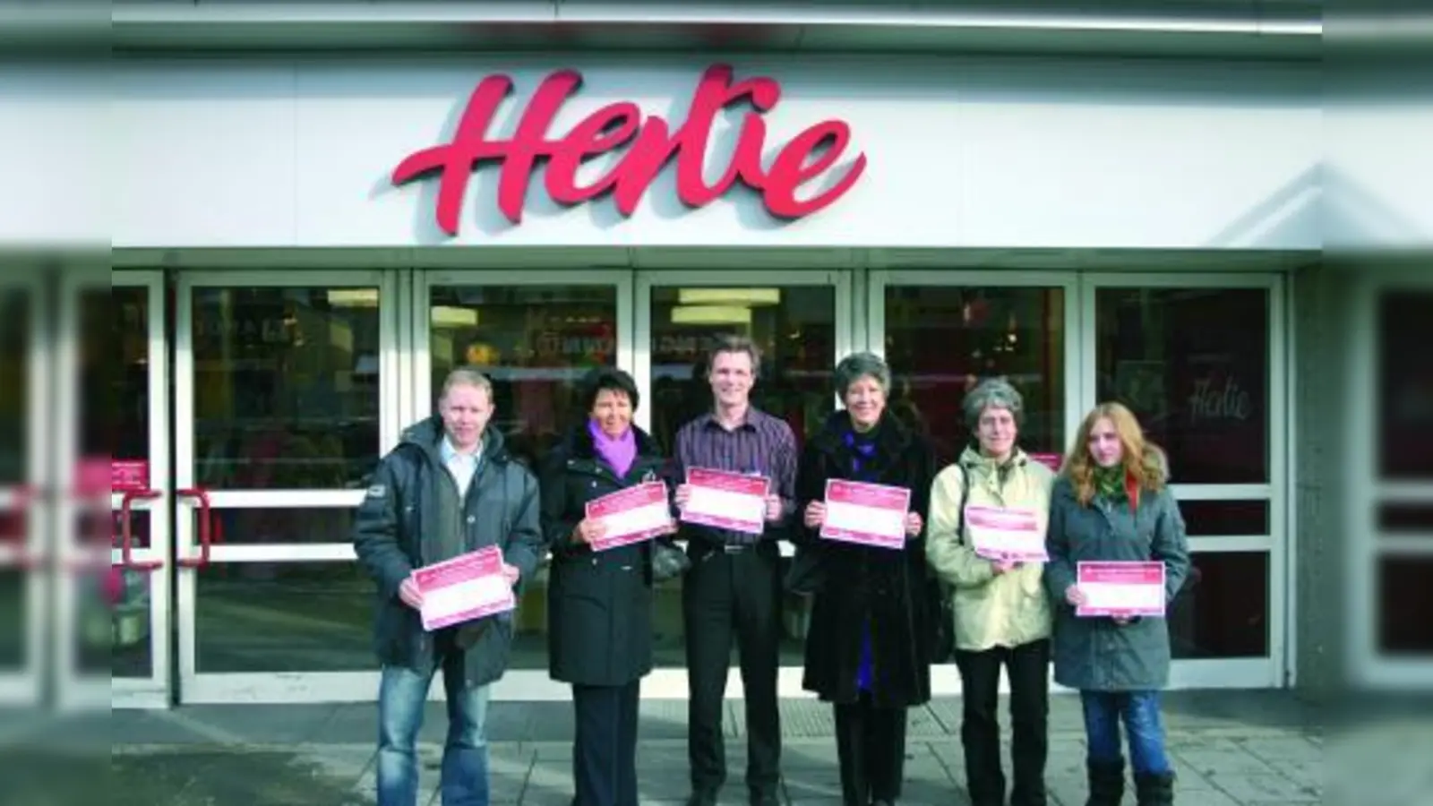 Setzen sich für den Erhalt von Hertie in Laim ein (v.l.):Thomas Fladung (Heidi Foto), Bärbel Wieser (Schmuck und Uhren Wieser), Christian Particus (Brillen Müller), Renate Schreiner (Modehaus Schreiner, Andrea Christin Mode), Sabine und Martina Barth (Radio Stöckle). (Foto: ck)
