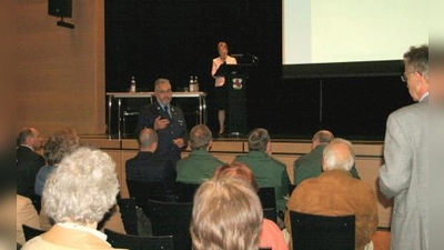 Erstmalig berichtete auf der Planegger Bürgerversammlung auch die freiwillige Feuerwehr über das vergangene Jahr. Kommandant Christian Hugo stellte sich anschließend den vielen Fragen aus der Bevölkerung. Im Hintergrund Annemarie Detsch. (Foto: US)