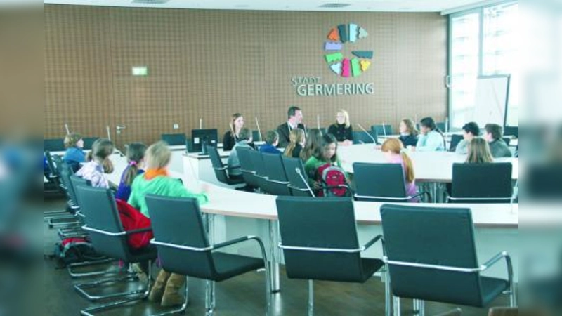 Die Kinder der Klasse 4b hatten viele Fragen an den Germeringer Oberbürgermeister Andras Haas. (Foto: pi)