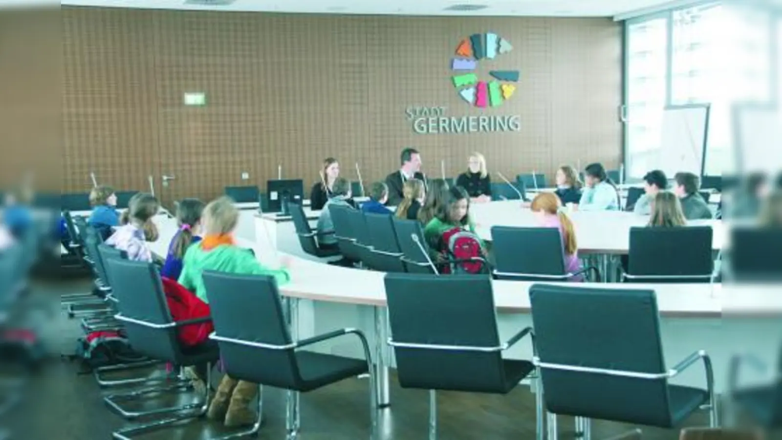 Die Kinder der Klasse 4b hatten viele Fragen an den Germeringer Oberbürgermeister Andras Haas. (Foto: pi)