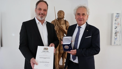 Landrat Helmut Petz (r.) und OB Tobias Eschenbacher arbeiteten jahrelang Hand in Hand. (Foto: LRA Freising)