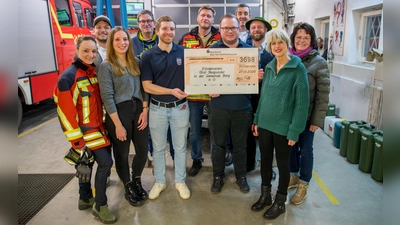 Bei der Spendenübergabe waren dabei (v. l.): Bianca Kraus (Feuerwehr), Max Haberl (Goaßlschnoizer), Lisa Diehl (Burschen), Gerald Urban (Organisator Adventsmarkt), Michi Buchner (First Responder), Stefan Eisgruber (Feuerwehr), Michi Fuchs (First Responder), Markus Pfeiffer (Kolpingsfamilie), Hansi Buchner (Trachtenverein), Prof. Sissi Closs (FSV) und Helga Müller (Schützen). (Foto: privat)
