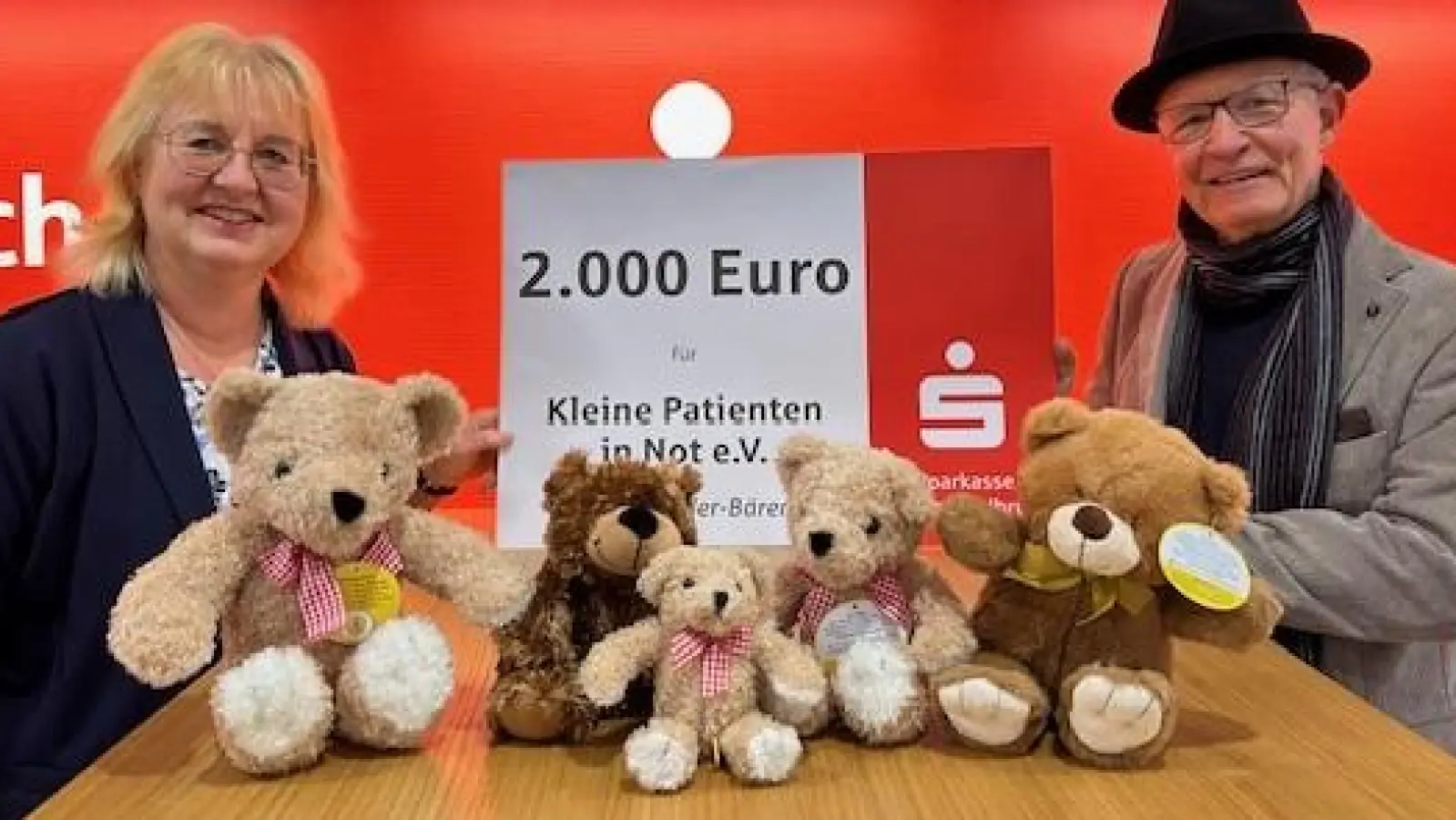 Barbara Holzmüller von der Sparkasse Fürstenfeldbruck überreicht dem Vorsitzenden des Vereins „Kleine Patienten in Not“ Ralph Wendling einen Spenden-Scheck über 2.000 Euro. (Foto: Sparkasse)