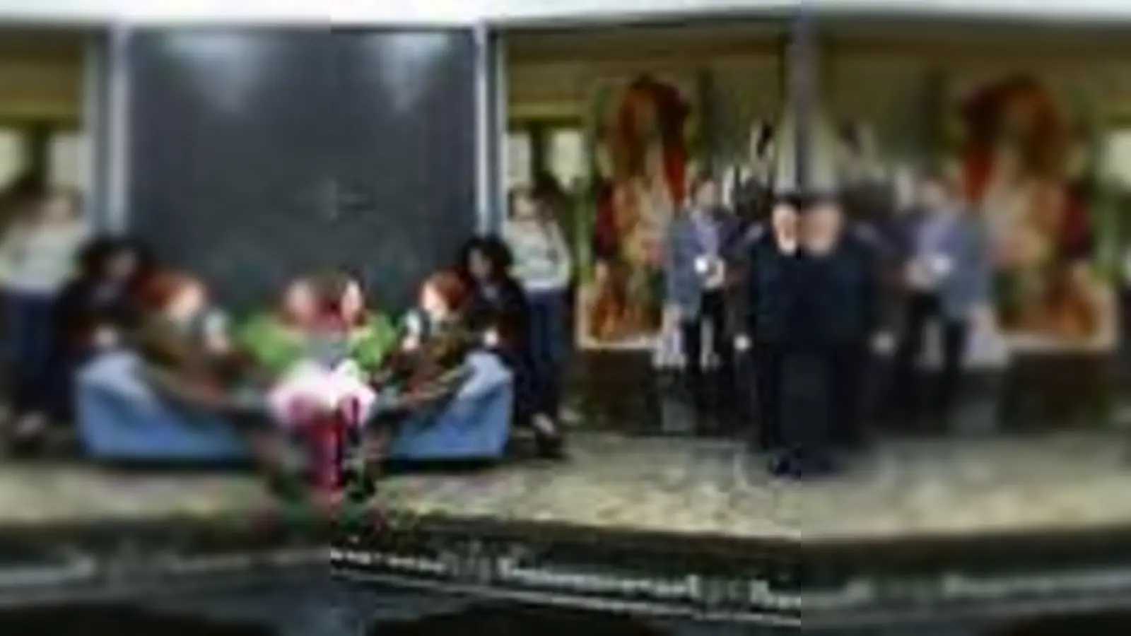 Die Künstler in einer kreativen Schaffenspause vor einem ihrer Ateliers.  (Foto: VA)