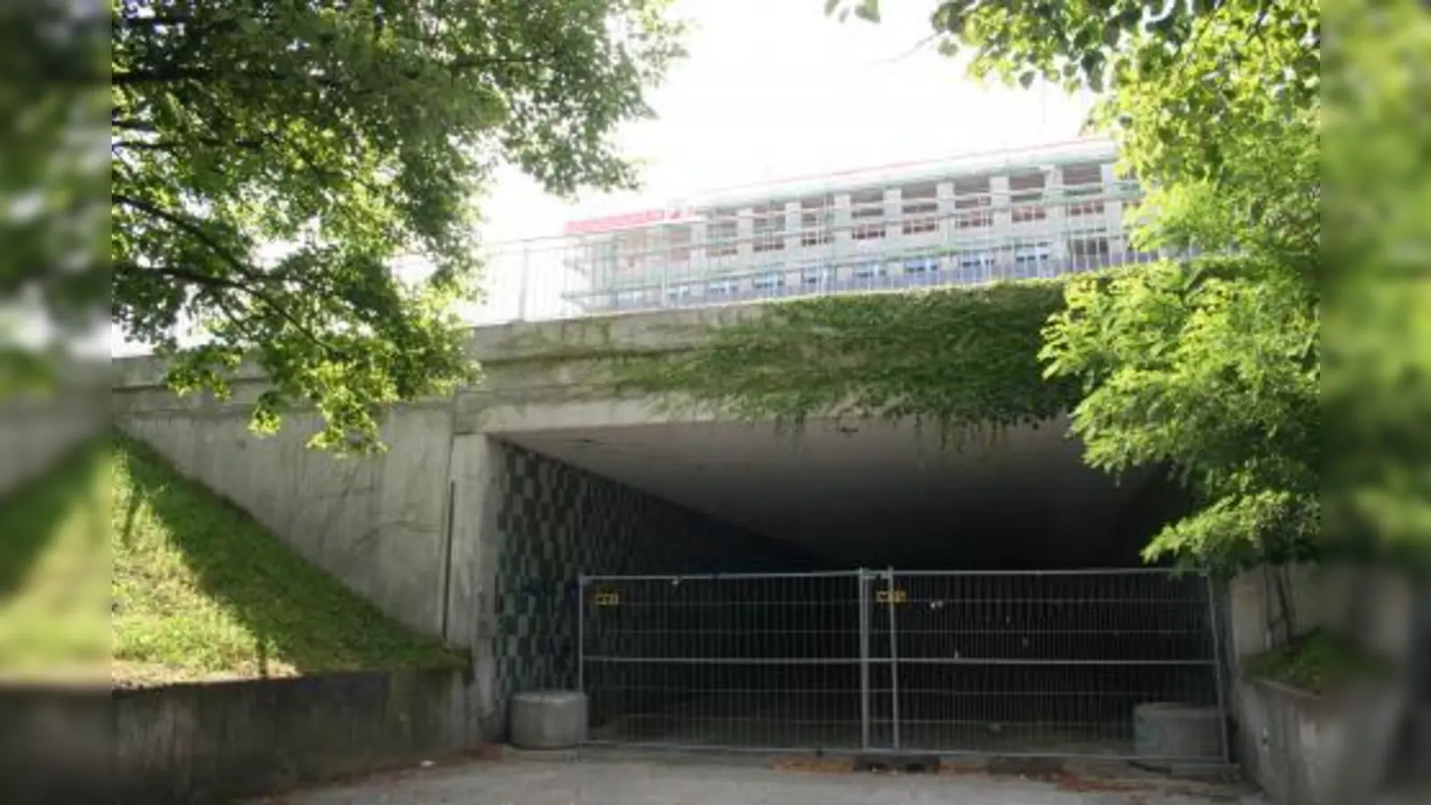 Noch ist die Fußgänger- und Radfahrerunterführung an der Hans-Fischer-Straße gesperrt. Voraussichtlich im nächsten Jahr wird sie wieder passierbar sein. (Foto: tg)