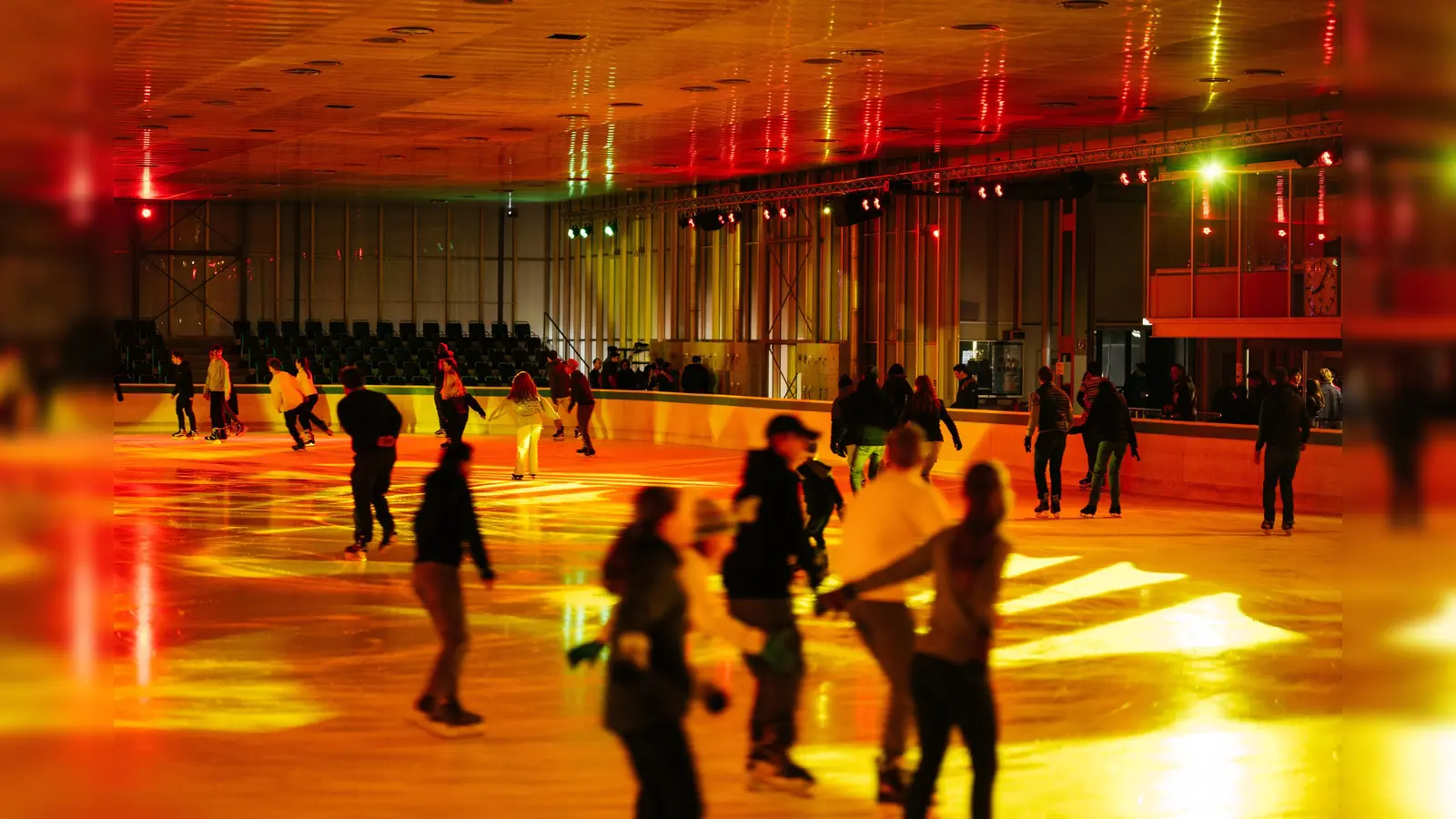 Ganze Generationen von Münchnern amüsierten sich im Olympia-Eissportzentrum. Nun heißt es bald Abschied nehmen – für immer! (F.: © Olympiapark München, F. Stoffers)