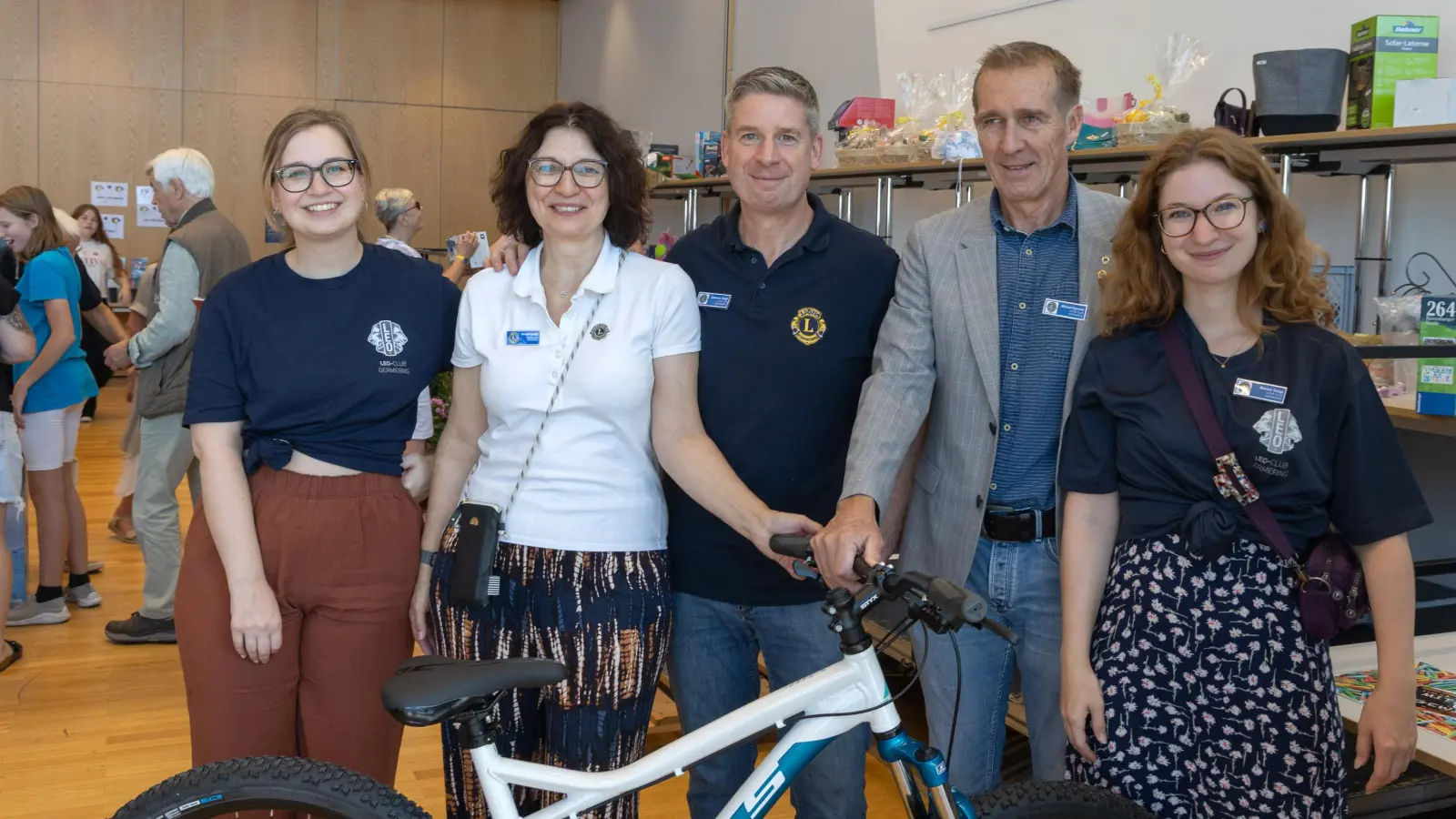 Voller Einsatz an der Lions-Club Tombola (v.l.): Annika Geigl, Sabine Geigl, Michael Sigmund, Andreas Geigl und Marisa Geigl (Foto: Walter Weiss)