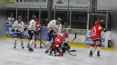 Kanadier Bob Wren (knieend) vom EHC Klostersee nach einer aussichtsreichen Tormöglichkeit beim 6:2 im letzten Heimspiel gegen die Geretsried River Rats.  (Foto: smg )