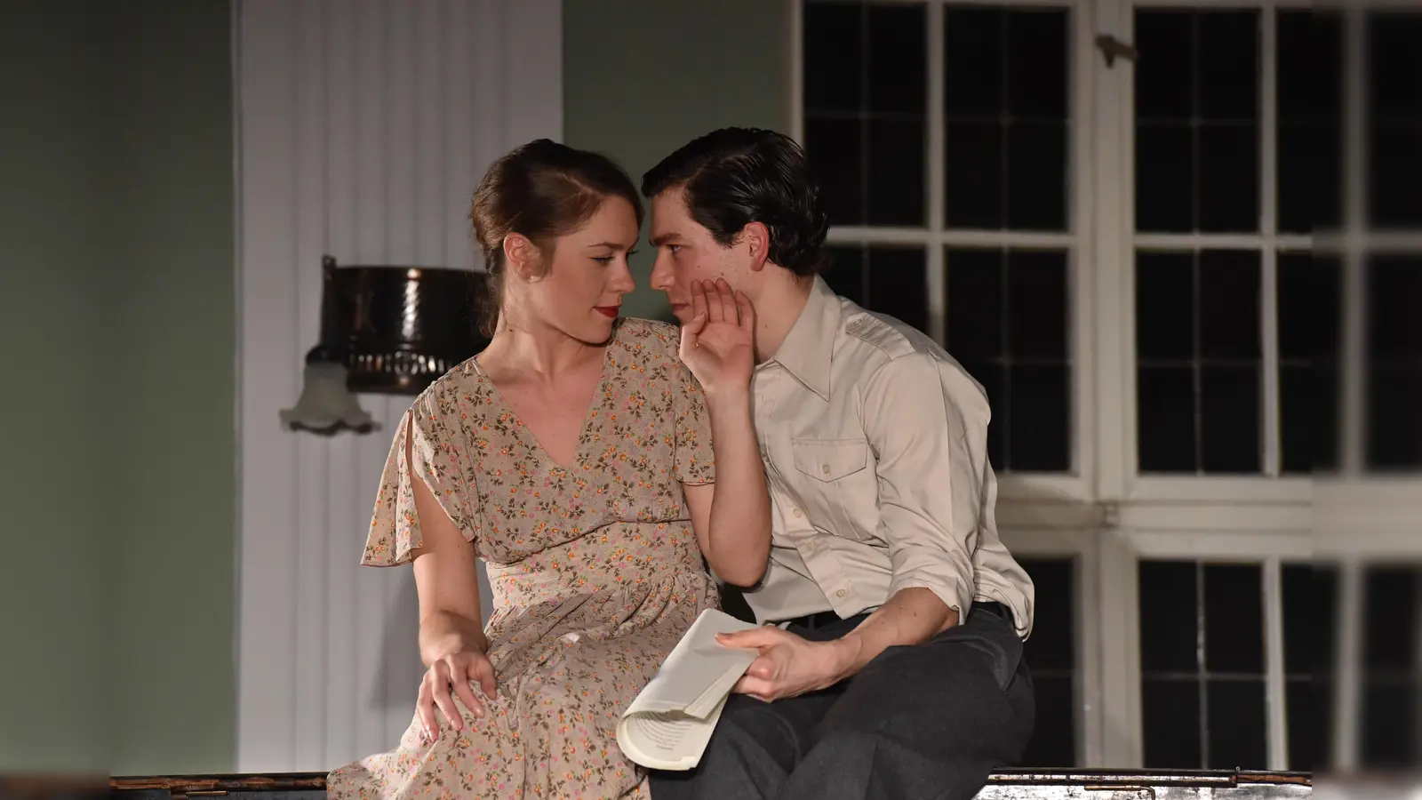 Jonathan Hutter und Henrike Hahn präsentieren "Eine Liebe in Zeiten des Widerstands".  (Foto: Torsten Biel)