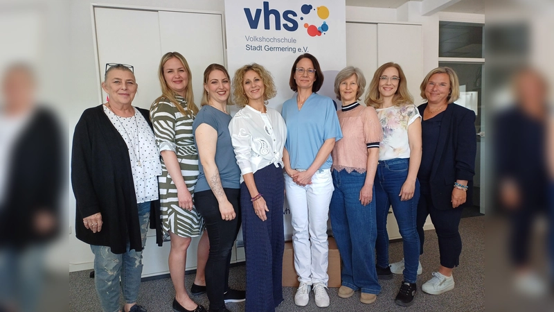 Das Team der VHS: Jutta Huber, Irina Moor, Verena von Prondzinski, Evi Seidel-Klarmann, Clara Husmann, Andrea Franke, Julia Hölzel, Claudia Hilbert (v. l.) (Foto: VHS Germering)