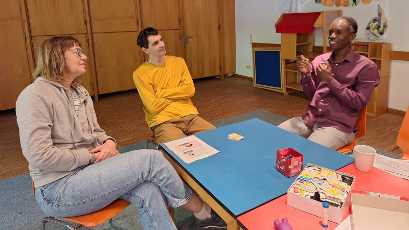 Menschen aus den verschiedensten Herkunftsländern treffen sich im Sprach-café einmal wöchentlich, um ihre Sprachkenntnisse zu verbessern, sich über interessanteThemen auszutauschen oder einfach neue Bekanntschaften zu machen. (Foto: Landratsamt Starnberg)