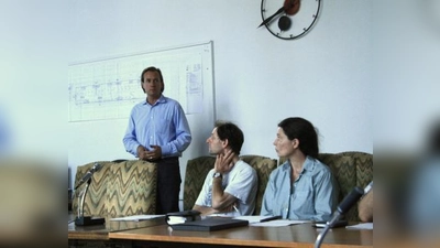 Elternvertreter vom Elsa-Brändström-Gymnasium fragten kritisch nach den Baustelleneinrichtungen und den künftigen Zufahrtwegen zu den Arcaden-Geschäften, damit die Offenbachstraße ein sicherer Schulweg ist. V.l. mfi-Projektleiter Lars Jähnichen, Andreas Bergmann und Johanna Gronenberg. (Foto: US)