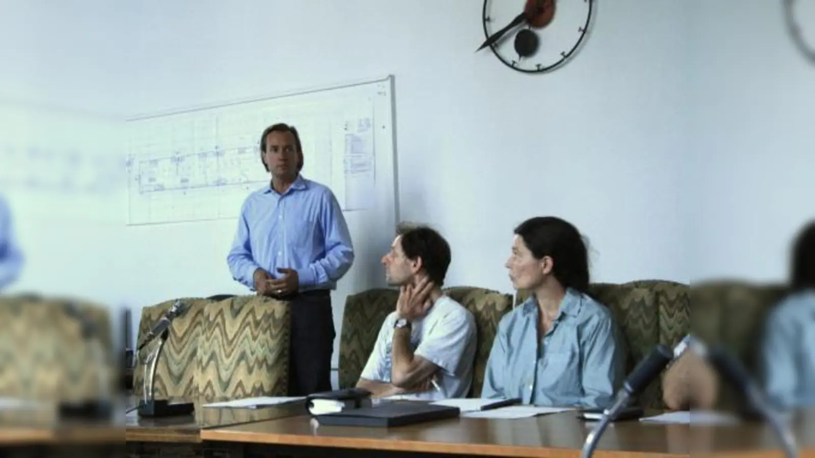 Elternvertreter vom Elsa-Brändström-Gymnasium fragten kritisch nach den Baustelleneinrichtungen und den künftigen Zufahrtwegen zu den Arcaden-Geschäften, damit die Offenbachstraße ein sicherer Schulweg ist. V.l. mfi-Projektleiter Lars Jähnichen, Andreas Bergmann und Johanna Gronenberg. (Foto: US)