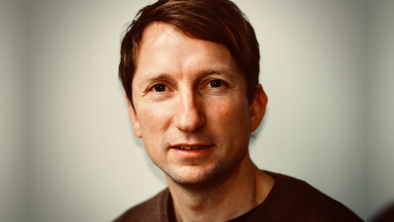 Florian Huber erzählt auf packende Weise den dramatischen Ablauf des Mauerfalls. (Foto: Philipp Spannuth)