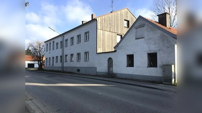 Die alte Geltinger Schule in der Markt Schwabener Straße wird renoviert und dann von Vereinen genutzt. Direkt nebenan entsteht ein Neubau mit acht Mietwohnungen.  (Foto: bs)