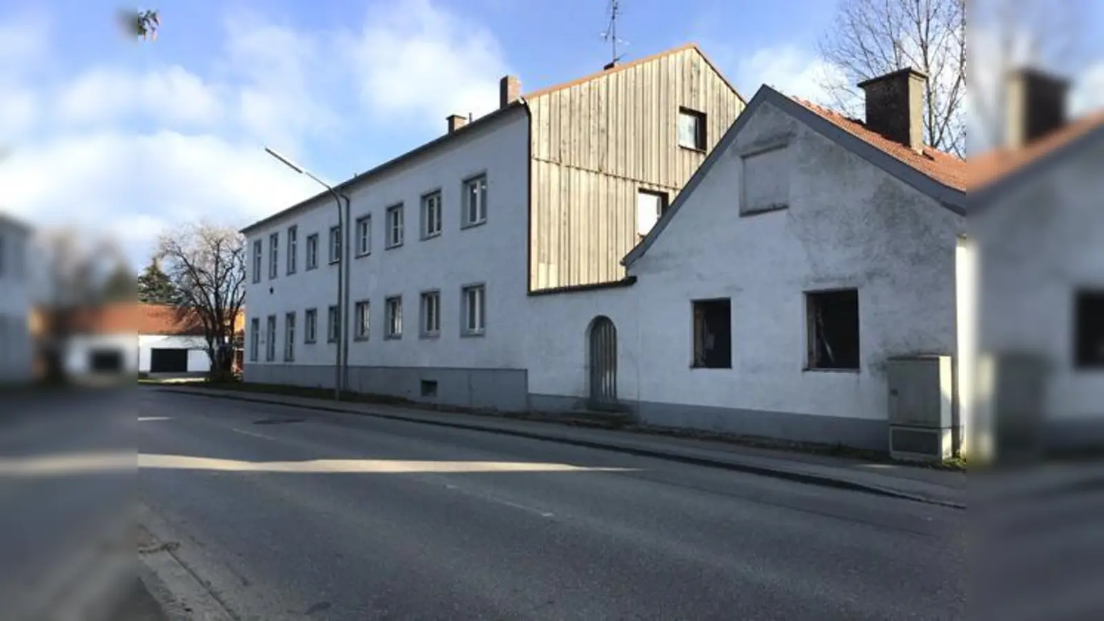 Die alte Geltinger Schule in der Markt Schwabener Straße wird renoviert und dann von Vereinen genutzt. Direkt nebenan entsteht ein Neubau mit acht Mietwohnungen.  (Foto: bs)