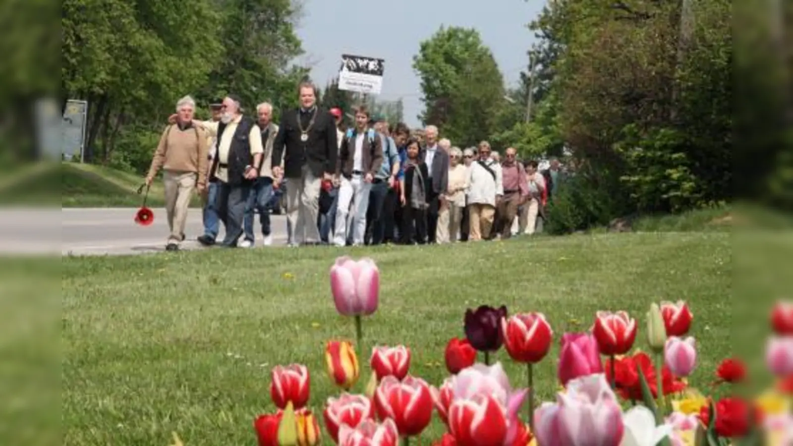 Trotz langem Wochenende und zwischenzeitlichem Gewitter nahmen rund dreihundert Bürger am Gedenkzug gegen das Vergessen teil. Erstmals startete der Marsch in Pasing. In Lochham schlossen sich viele Gräfelfinger an. V.l. in der ersten Reihe: Friedrich Schreiber, Überlebender Zwi Katz und Christoph Göbel. (Foto: US)