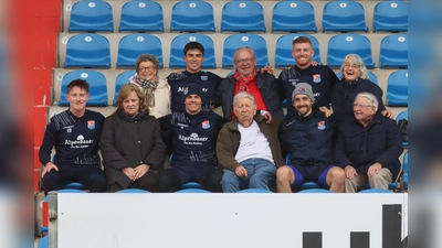 Profifußballer der SpVgg treffen auf Senioren in Not (v. R. v. l.): Dennis Waidner, Magdalena G., Max Lamby, Gerhard S., Markus Schwabl und Hubert G.; (h. R. v. l.): Renate K., Aaron Keller, Josef K., Mathias Fetsch und Lieselotte N.  (Foto: SpVgg )