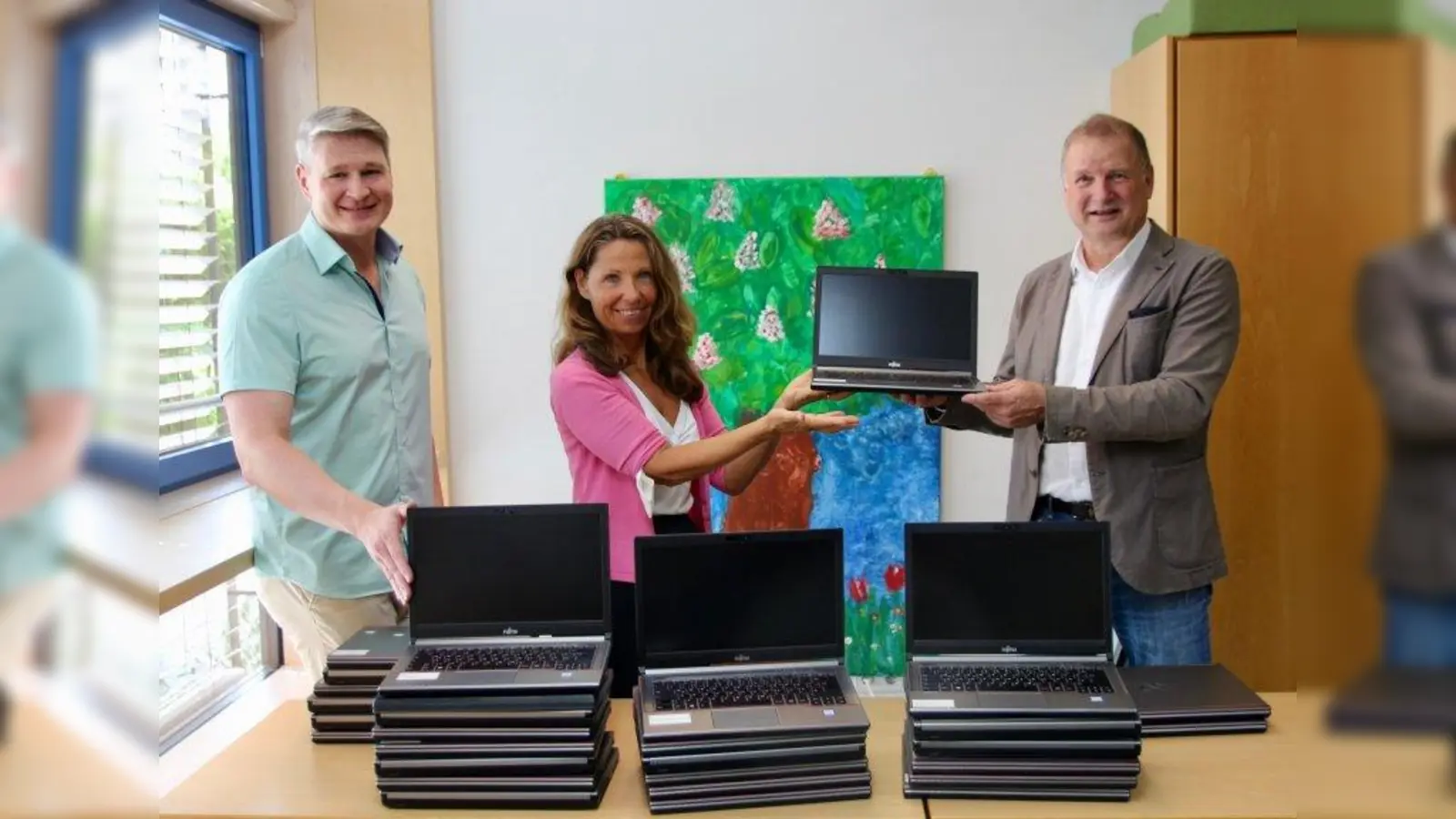 „Geschenk des Himmels”: Große Spende von 30 Laptops an die Grundschule Martinsried. Rektorin Margit Baran-Lander und Stellvertreter Karl-Heinz Schmid nahmen die Geräte von Jürgen Müller (Daiichi-Sankyo GmbH) entgegen. (Foto: us)