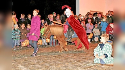 Die Eichenrieder Kinder feierten mit selbst gebastelten  Laternen ihre Martins-Andacht.	 (Foto: VA)