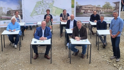 Freuten sich über den nächsten großen Schritt in Richtung Schulcampus: (v.l.): Landrat Christoph Göbel und Brgm. Stefan Schelle, zweite Reihe vl. Barbara Bogner, Stefan Kern, Hans Sienerth, Robert Härtl, dritte Reihe (v.l.): Franziska Fandré, Sonja Kalisch, Gerald Faißt und Björn Nohe. Vorne stehend: Peter Harm, Realschulleiter. (Foto: Gem. Oberhaching)