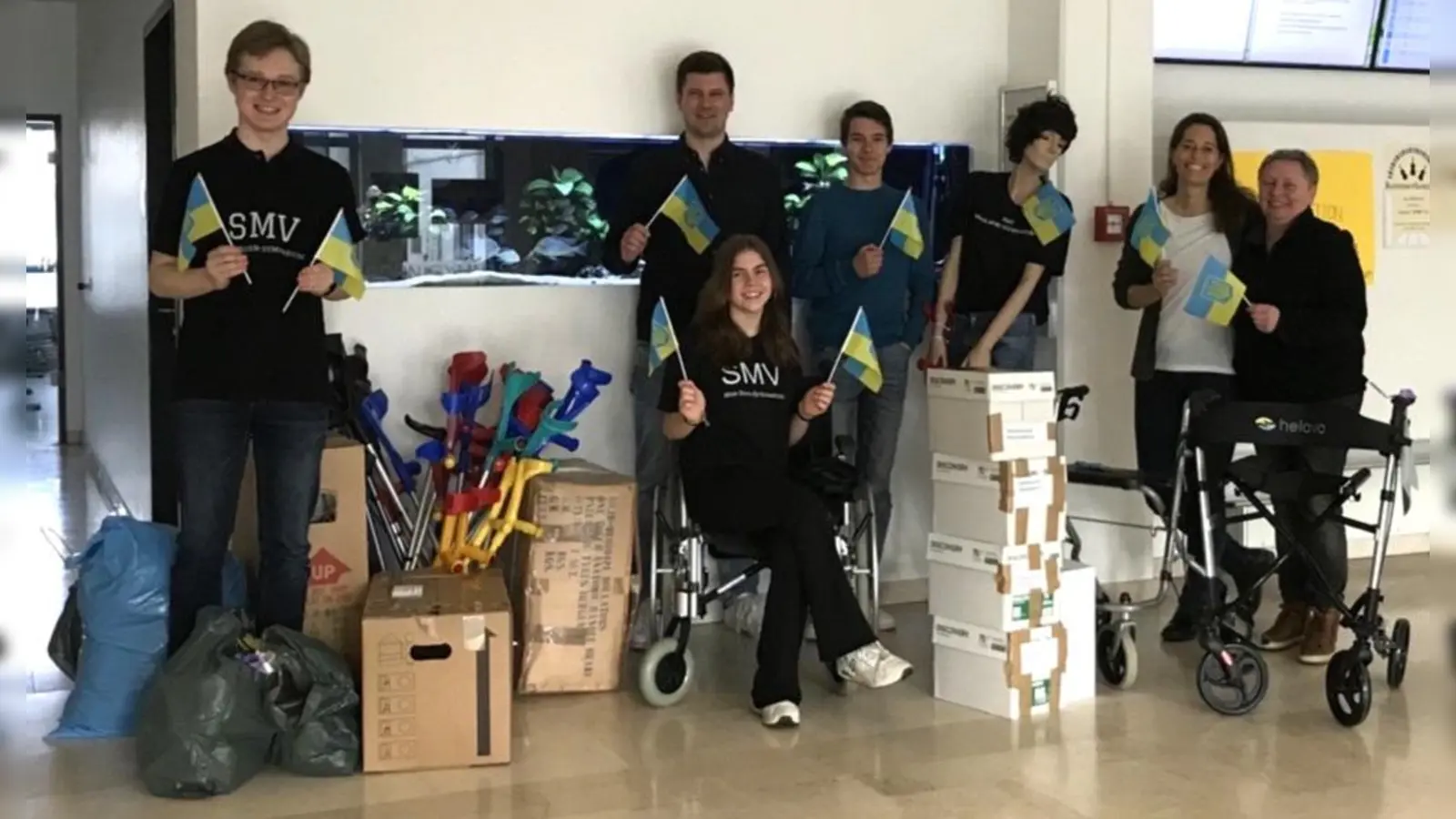 Die Organisatoren der Aktion mit den gesammelten Spenden (von links): Daniel Tibursky, Daniel Liebetruth, Antonia Wolz, Alexander Chereji, Mailin Schwarzmaier und Lesya Früchtl.  (Foto: Max-Born-Gymnasium)