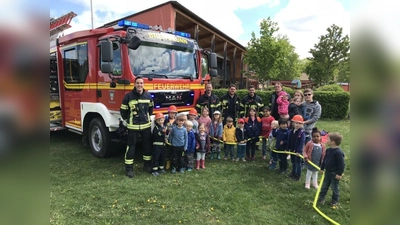 Das Kinderhaus St. Johann freute sich riesig über den Besuch der Freiwilligen Feuerwehr Breitbrunn. (Foto: Freiwillige Feuerwehr Breitbrunn)