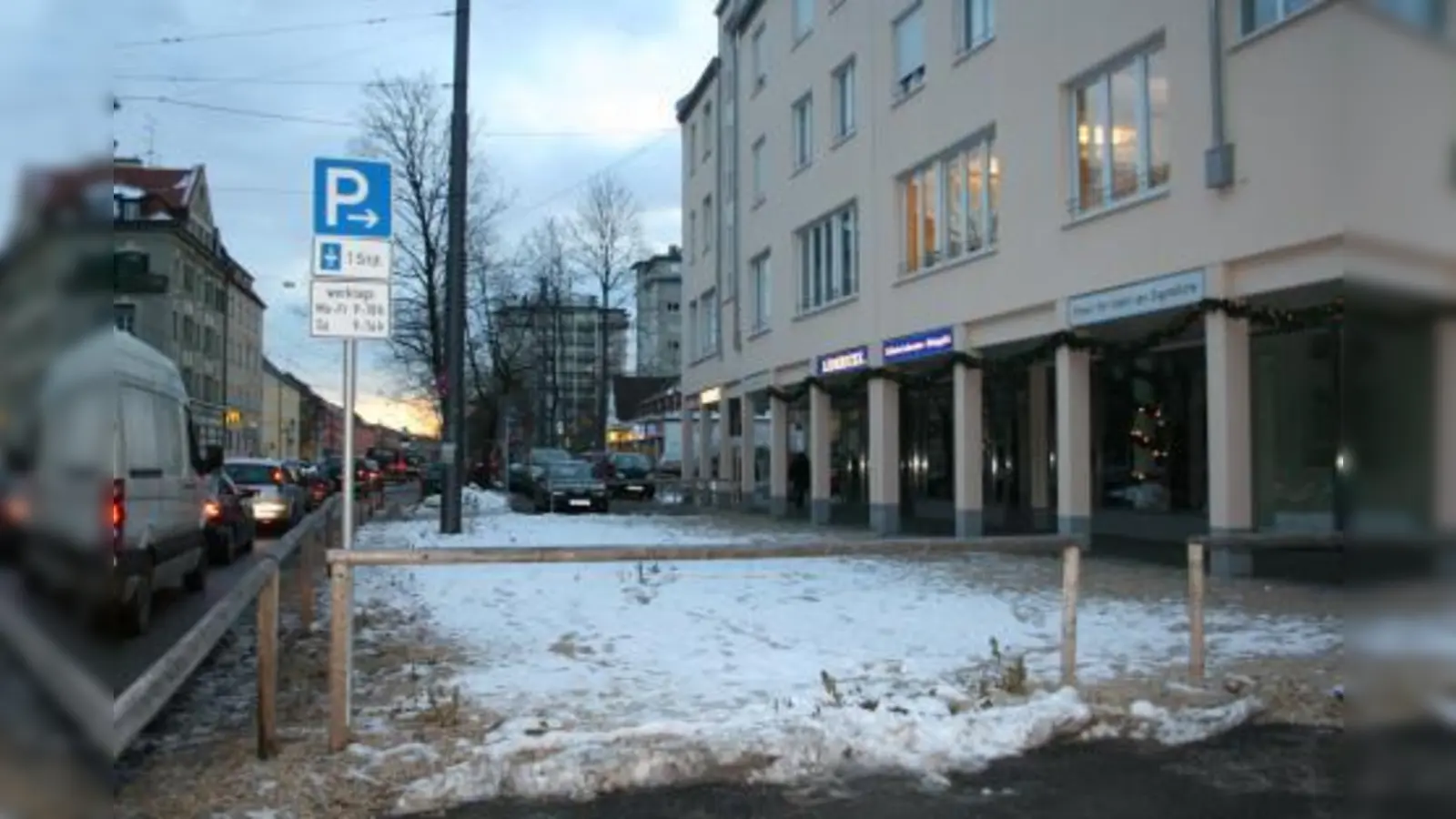 Seit zwei Jahren warten die Laimer darauf, dass die trostlose Umgebung des Säulengangs an der Agnes-Bernauer-Straße ansprechend gestaltet wird. (Foto: tg)