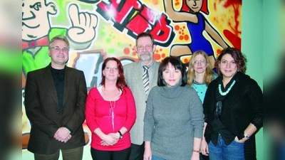 Der Vorstand des Fördervereins der Hauptschule Karlsfeld (v.l.): Peter Hummel (Rektor und 2. Vorsitzender), Diana Arnold (Kasse), Johann Willibald (1. Vorsitzender), Heidemarie Königer (Revision), Susanna Zagler (Schriftführerin) und Özlem Akca (Revision). (Foto: pi)