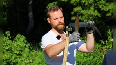 Nikolaus Pfannkuch leitet sowohl den Dengel- als auch den Sensenkurs. (Foto: LBV)