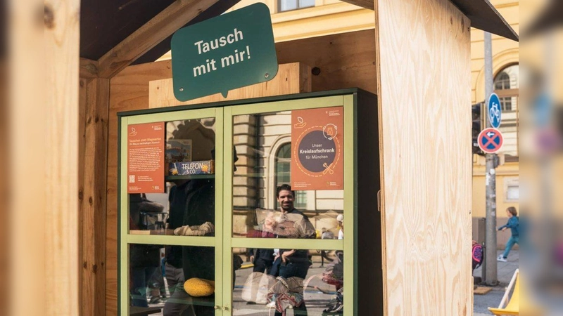 Dieser Schrank wartet nacheinander in verschiedenen Stadtbibliotheken auf gut erhaltene Dinge und Menschen, die sie gebrauchen können.  (Foto: sarahjanskyphoto)