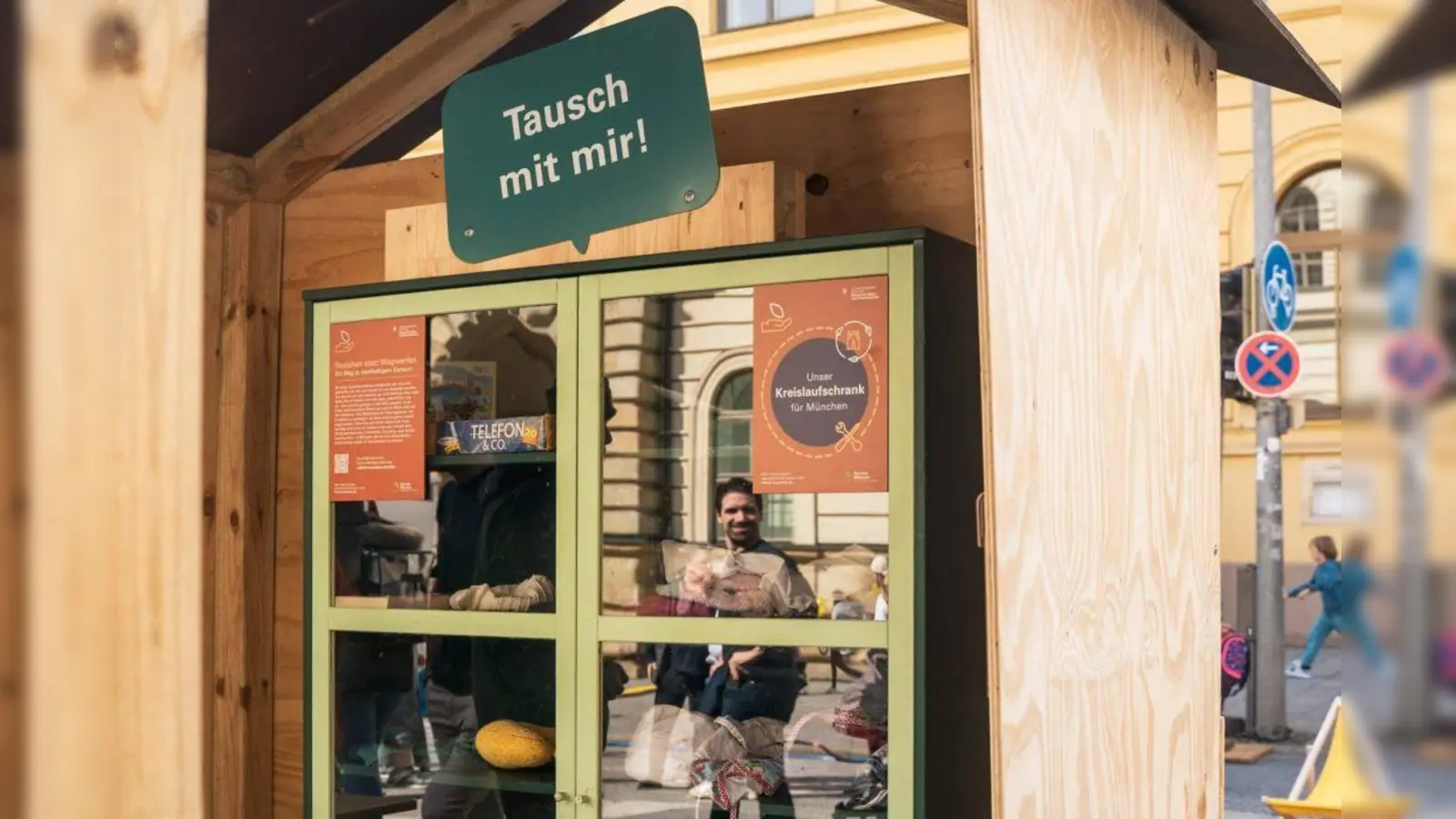 Dieser Schrank wartet nacheinander in verschiedenen Stadtbibliotheken auf gut erhaltene Dinge und Menschen, die sie gebrauchen können.  (Foto: sarahjanskyphoto)