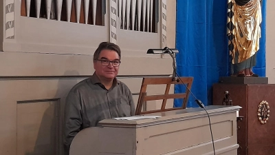 Alexander Pointner (54) ist der neue Kirchenmusiker im Pfarrverband Westend. Hier sitzt er an der kleinen Orgel in St. Rupert. (Foto: Beatrix Köber)