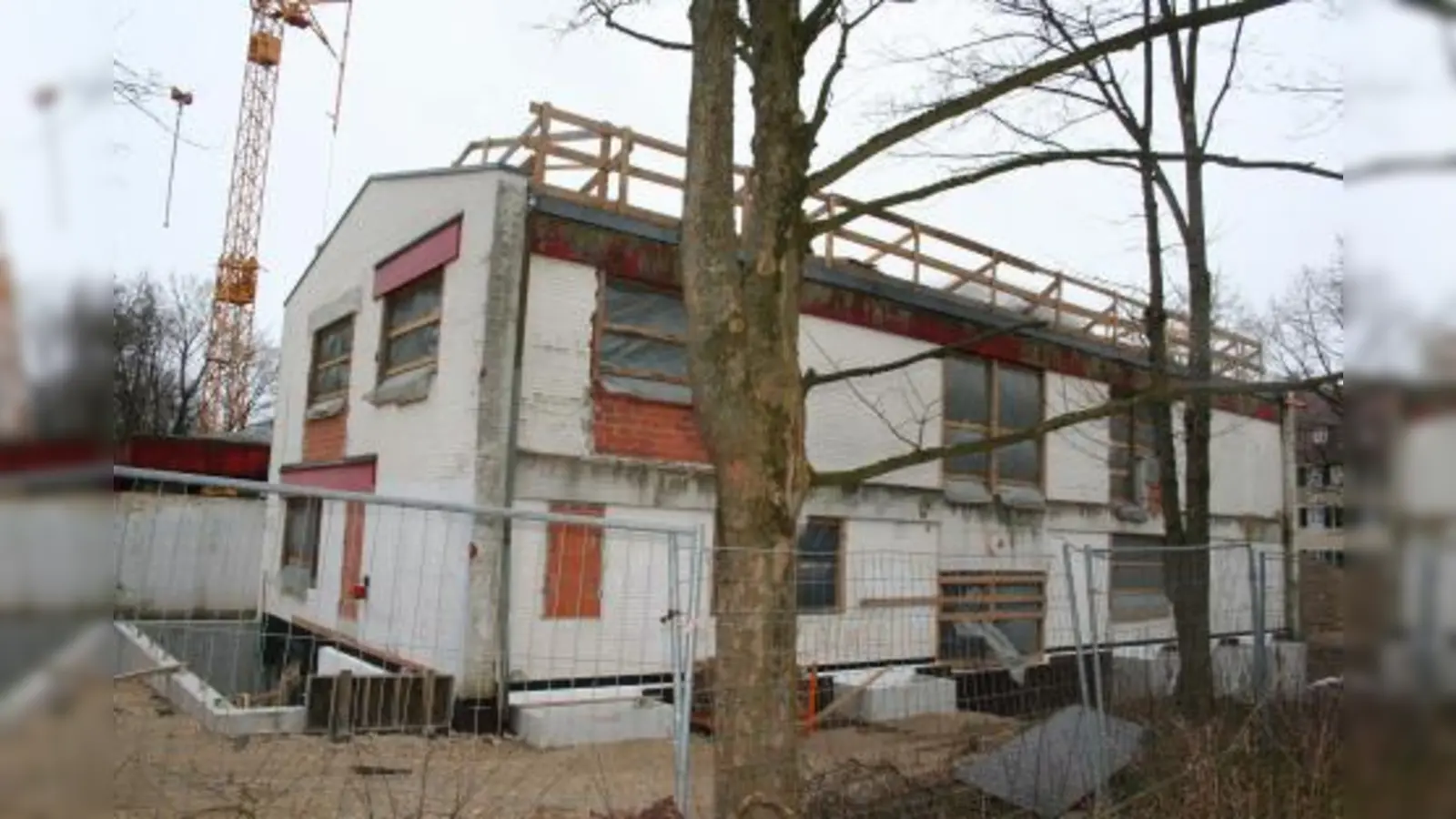 Der Laimer Jugendtreff sieht aus wie ein Rohbau. Eingriffe in die Bausubstanz und Komplikationen beim Sanieren des Gebäudes behinderten den Baufortschritt. (Foto: tg)