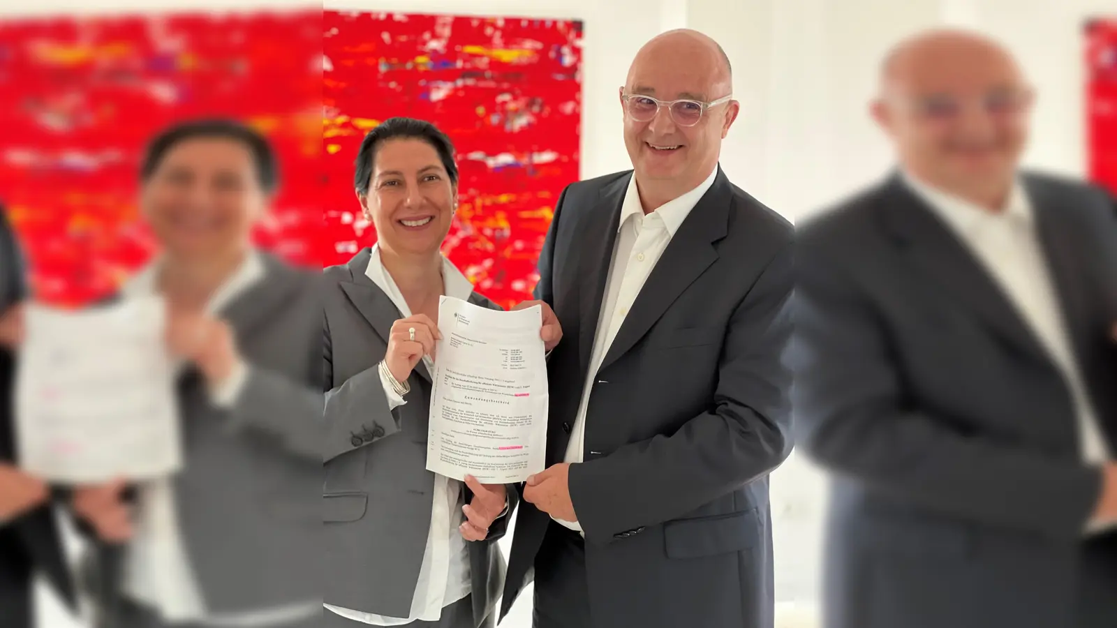 Katja Hessel, die Staatssekretärin im Bundesfinanzministerium und Erdwärme Grünwald Geschäftsführer Andreas Lederle freuen sich sichtlich über die Förderung, die der Bund jetzt zugesagt hat. (Foto: EWG)