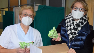 Anita Stocker hat gemeinsam mit Markus Kaiser 100 Tütchen mit gebrannten Mandeln gespendet. (Foto: Kreisklinik)