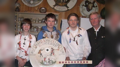 Flankiert von Maximilian Schuster und Thomas Faistauer (l.) freut sich Jugendschützenkönig Remo Kempa über seinen Erfolg. Dank Ehrenschützenmeister Rupert Schauer (r.) war er zudem der Erste, der sich auf der neuen Jugend-Schützenscheibe verewigen konnte. (Foto: pi)