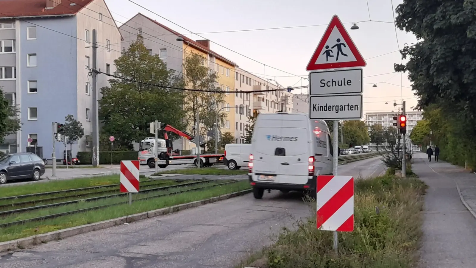Achtung, hier passieren zahlreiche Kindergarten- und Schulkinder – so zeigt es die Beschilderung in der Siglstraße an. Zusätzlich könnte Tempo 30 für einen sicheren Schulweg sorgen. (Foto: kö)