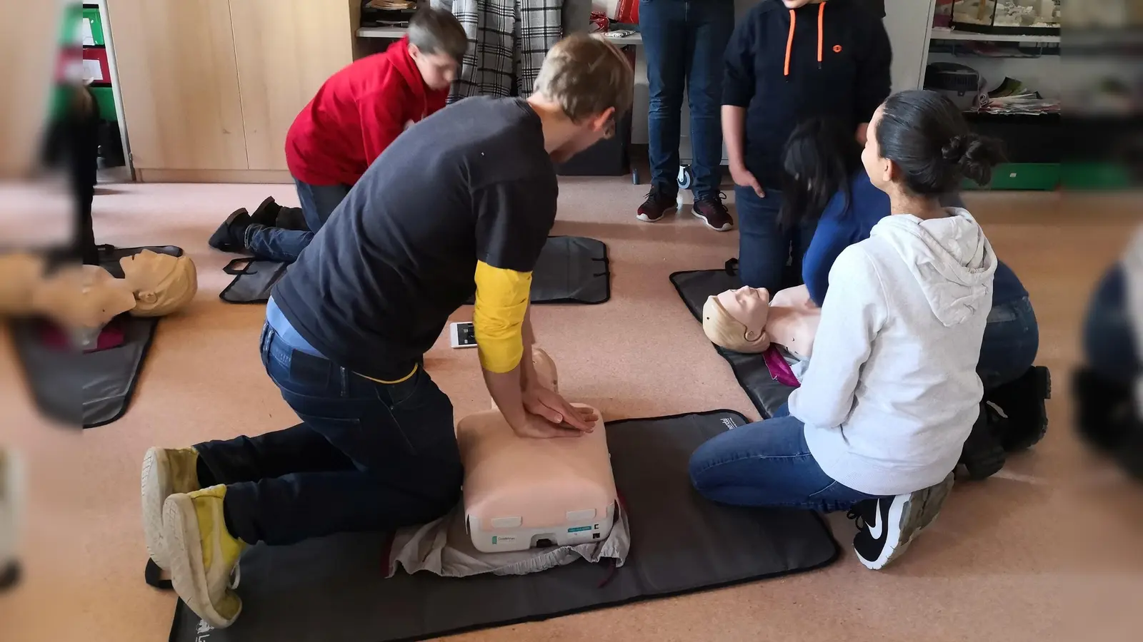 Unter Anleitung ihrer ausgebildeten Mitschüler vom Schulsanitätsdienst trainierten insgesamt 90 Schüler der Georg-Huber-Mittelschule die Herz-Lungen-Wiederbelebung.  (Foto: Felix Höpfl/Malteser)