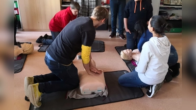 Unter Anleitung ihrer ausgebildeten Mitschüler vom Schulsanitätsdienst trainierten insgesamt 90 Schüler der Georg-Huber-Mittelschule die Herz-Lungen-Wiederbelebung.  (Foto: Felix Höpfl/Malteser)
