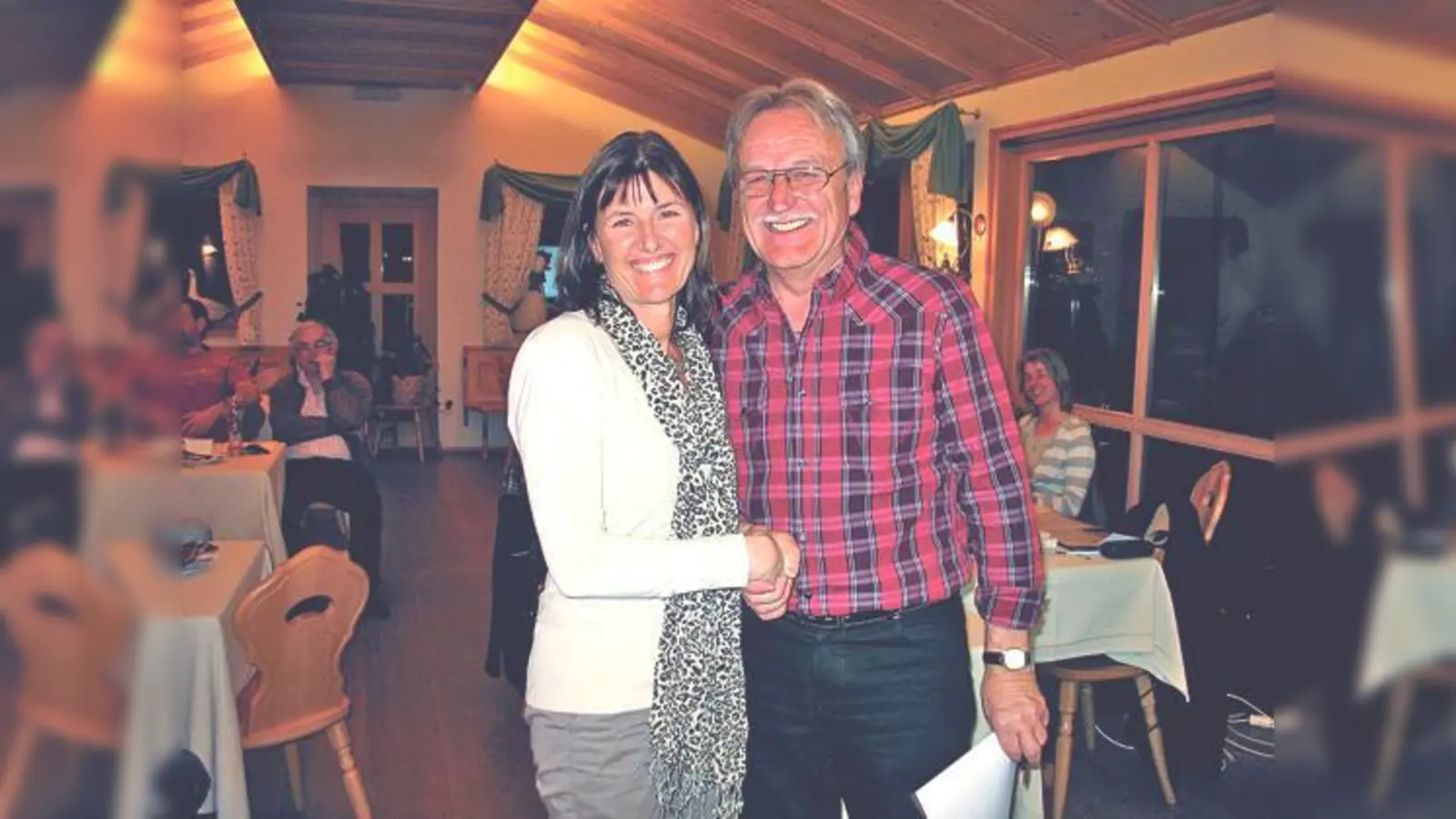 Vorstand Franz Nowotny gratuliert Margit Paul, der neuen Abteilungsleiterin für Tischtennis. 	 (Foto: Verein)