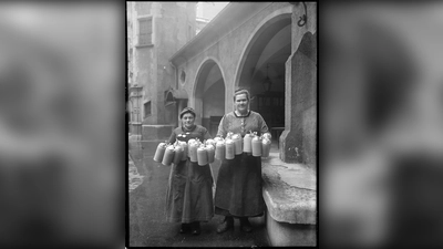 Die Kellnerinnen Hedwig Forster und die „dicke Sophie” mit zahlreichen Steinkrügen in den Händen im Hof des Hofbräuhauses (Aufnahme vom Oktober 1921). Als unser Bild entstand, war das erste Oktoberfest nach dem Weltkrieg (von dem man damals noch nicht wusste, dass er erst der Erste war) gerade vorbei. Acht Jahre lang war das Fest zuvor ausgefallen. 1922 war die Inflation dann schon deutlich zu spüren: Für eine Wiesn-Maß musste man 50 Mark hinblättern. Der Geldentwertung geschuldet fiel das Oktoberfest 1923 und 1924 gleich wieder aus. (Foto: Stadtarchiv München DE-1992-FS-NL-PETT3-0116)
