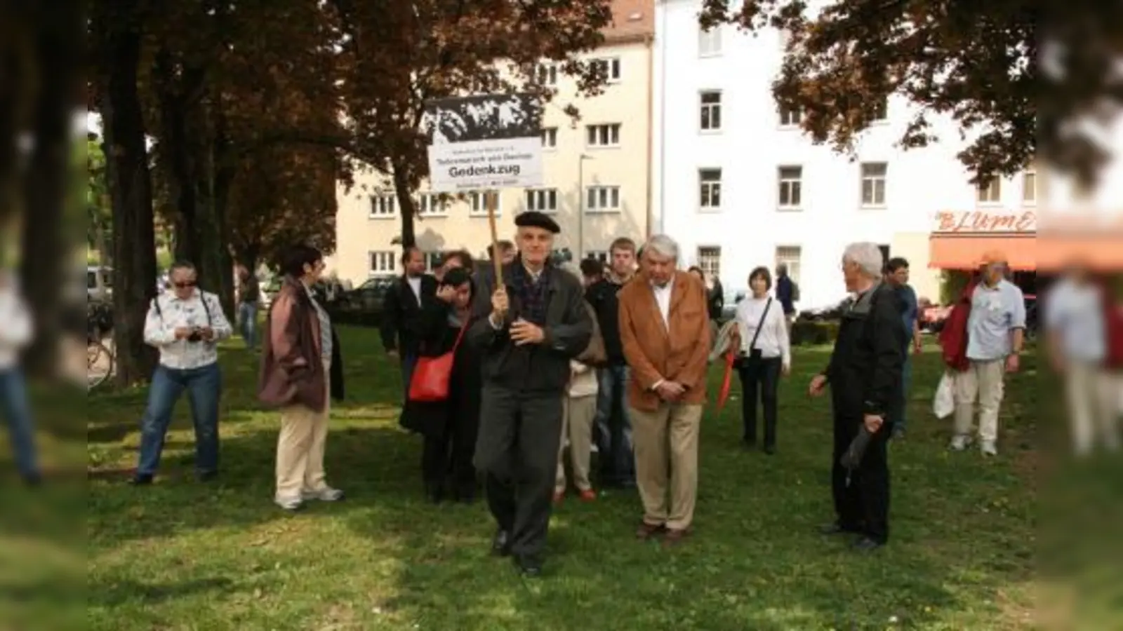 Dieter Horch (vorn links) vom Verein „Gedenken im Würmtal“ führte den Gedenkzug zur Erinnerung an den Todesmarsch aus dem KZ Dachau von Pasing bis Lochham an. „Es waren viel mehr Leute da, als ich erwartet hatte“, freute er sich. (Foto: US)