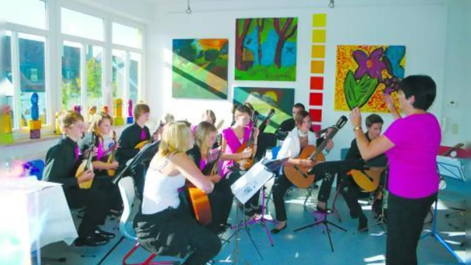 Die Vivaldi Tiger beim Musizieren. Im Hintergrund, einige Bilder der Kunstaustellung. (Foto: pi)