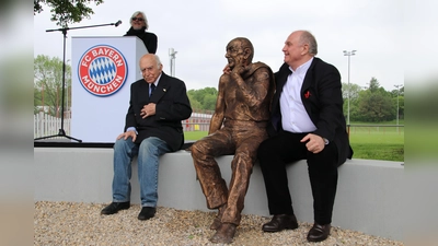 Uri Siegel, der Neffe von Kurt Landauer, und Uli Hoeneß weihten das Denkmal für den Ehrenpräsidenten des FC Bayern feierlich ein. (Foto: Kurt-Landauer-Stiftung)