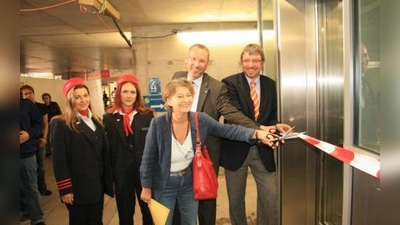 Freude bei Bahn, Senioren- und Behindertenverbände sowie Lokalpolitikern: Endlich können sie den Fahrgästen und Pasingern ein Stück modernen Bahnhof mit behindertengerechten Zugängen zu den Bahnsteigen übergeben. V.r. Christian Müller, Heiko Hamann und Franziska Miroschnikoff mit Mitarbeiterinnen der Deutschen Bahn. (Foto: US)