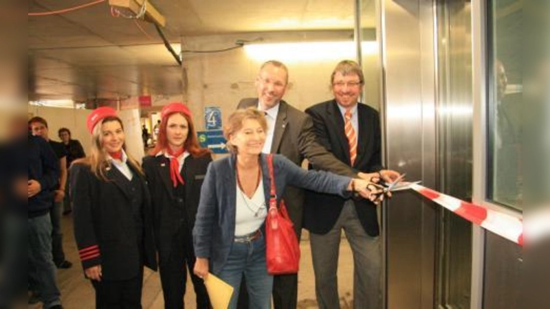 Freude bei Bahn, Senioren- und Behindertenverbände sowie Lokalpolitikern: Endlich können sie den Fahrgästen und Pasingern ein Stück modernen Bahnhof mit behindertengerechten Zugängen zu den Bahnsteigen übergeben. V.r. Christian Müller, Heiko Hamann und Franziska Miroschnikoff mit Mitarbeiterinnen der Deutschen Bahn. (Foto: US)